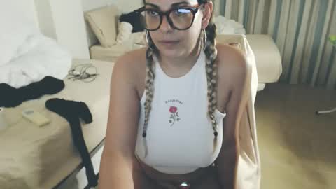 Snapshot of montserrat123 chatting on June 6, 9:08 pm Monse online show from June 6, 9:08 pm