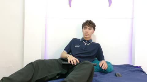 Snapshot of monyel_blake chatting on May 21, 12:12 pm online show from May 21, 12:12 pm