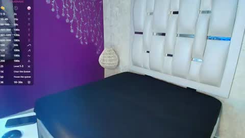Snapshot of moom_ivy_ chatting on July 6, 12:35 pm online show from July 6, 12:35 pm