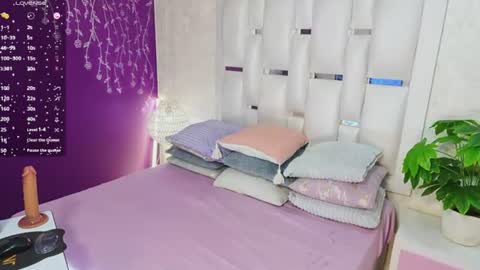 Snapshot of moom_ivy_ chatting on July 23, 2:04 pm online show from July 23, 2:04 pm