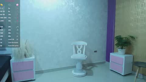 Snapshot of moom_ivy_ chatting on August 1, 12:37 pm online show from August 1, 12:37 pm