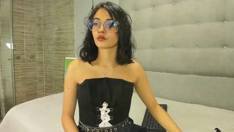 Snapshot of moon__april chatting on October 24, 10:28 pm Elizabeth online show from October 24, 10:28 pm