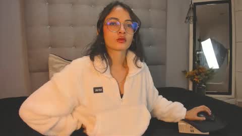 Snapshot of moon__april chatting on November 24, 7:13 pm Elizabeth online show from November 24, 7:13 pm