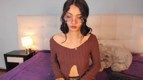 Snapshot of moon__april chatting on November 25, 7:14 pm Elizabeth online show from November 25, 7:14 pm