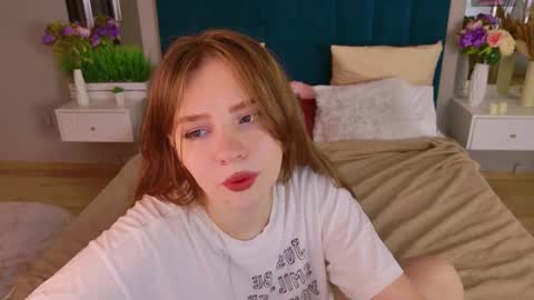 Snapshot of moon__bunny chatting on December 4, 5:32 pm Moon Bunny online show from December 4, 5:32 pm