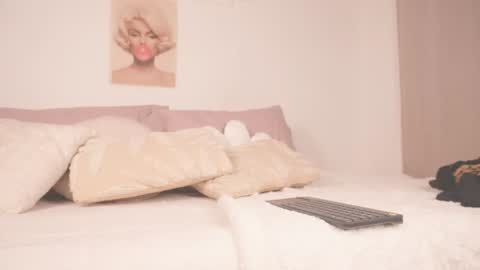Snapshot of moon_angels chatting on June 12, 12:04 pm Angels online show from June 12, 12:04 pm