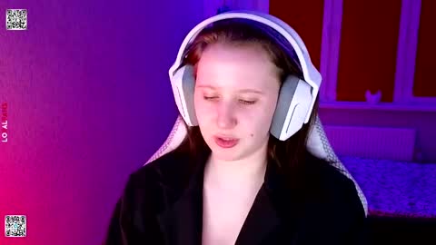 Lola online show from April 14, 4:35 pm