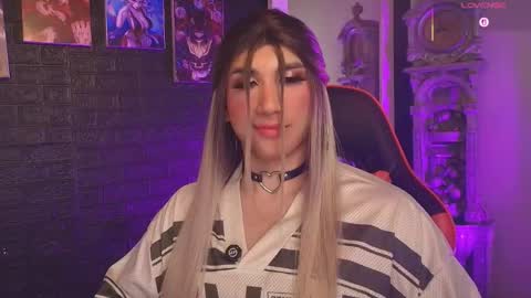 Snapshot of moon_nia chatting on May 13, 12:52 am moon_nia online show from May 13, 12:52 am