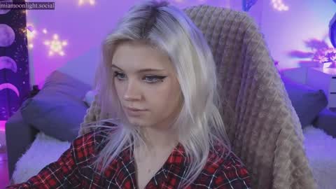 Snapshot of moonlight_mia chatting on December 15, 4:37 pm Mia online show from December 15, 4:37 pm