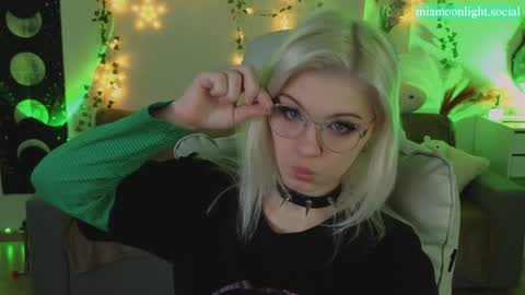 Snapshot of moonlight_mia chatting on January 22, 4:33 pm Mia online show from January 22, 4:33 pm