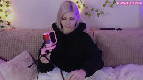 Snapshot of moonlight_mia chatting on February 16, 7:49 pm Mia online show from February 16, 7:49 pm