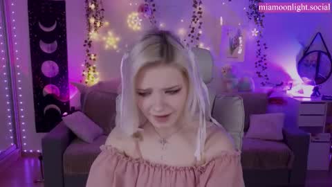 Snapshot of moonlight_mia chatting on March 8, 5:11 pm Mia online show from March 8, 5:11 pm