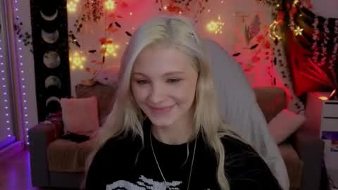 Snapshot of moonlight_mia chatting on October 31, 6:09 pm Mia online show from October 31, 6:09 pm