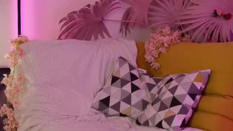 moonliora online show from February 8, 6:11 pm