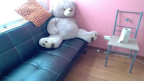 Snapshot of mora_haze chatting on February 17, 9:19 pm Mora Haze 3 online show from February 17, 9:19 pm