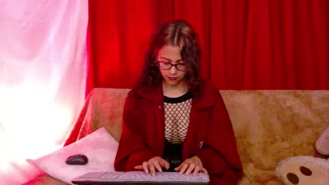 Snapshot of mora_haze chatting on October 31, 11:06 pm Mora Haze 3 online show from October 31, 11:06 pm