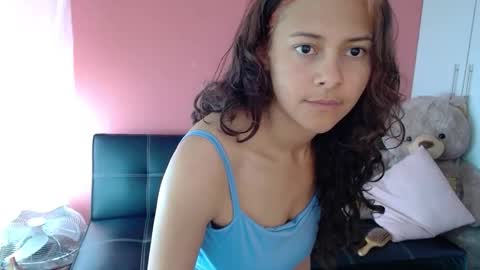 Snapshot of mora_haze chatting on December 18, 8:15 pm Mora Haze 3 online show from December 18, 8:15 pm