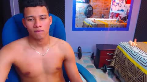 Snapshot of morenofullhot chatting on December 6, 6:17 pm MorenoFullHot online show from December 6, 6:17 pm