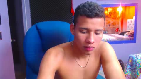 Snapshot of morenofullhot chatting on December 17, 12:22 pm MorenoFullHot online show from December 17, 12:22 pm