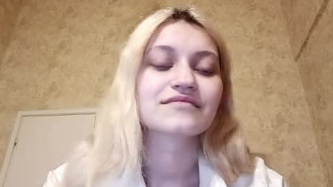 Eva is here now  help me get 50 thumbs up pls  online show from March 28, 6:40 pm