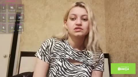 Eva is here now  help me get 50 thumbs up pls  online show from March 30, 9:16 pm