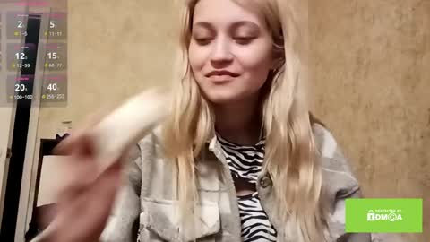 Eva is here now  help me get 50 thumbs up pls  online show from April 8, 9:37 pm