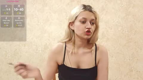 Eva is here now  help me get 50 thumbs up pls  online show from April 12, 7:19 pm