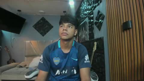 mr_mois online show from April 14, 5:57 am