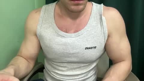 Snapshot of mrbiceps_23 chatting on December 11, 8:18 pm Mrbiceps23 online show from December 11, 8:18 pm