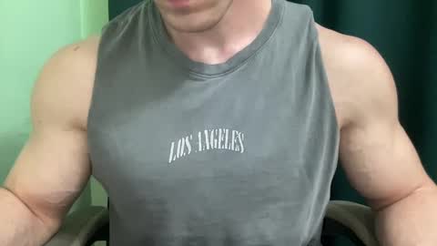 Snapshot of mrbiceps_23 chatting on December 15, 4:15 pm Mrbiceps23 online show from December 15, 4:15 pm