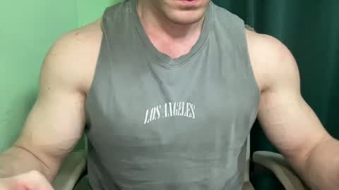 Snapshot of mrbiceps_23 chatting on February 5, 6:37 pm Mrbiceps23 online show from February 5, 6:37 pm
