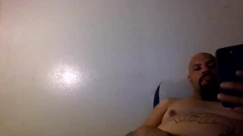 Snapshot of mrbiggs1077777 chatting on April 6, 11:22 am mrbiggs1077777 online show from April 6, 11:22 am