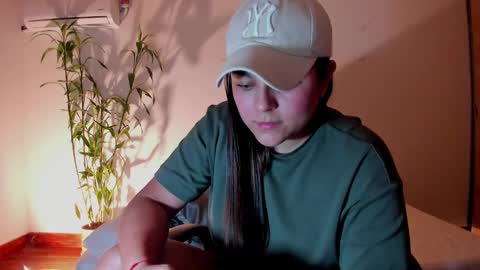 Snapshot of mrbuu_ chatting on December 30, 3:58 am Laura online show from December 30, 3:58 am