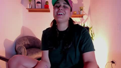 Snapshot of mrbuu_ chatting on February 17, 5:36 am Laura online show from February 17, 5:36 am