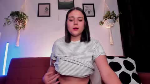 Snapshot of mrbuu_ chatting on October 11, 2:44 am Laura online show from October 11, 2:44 am