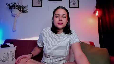 Snapshot of mrbuu_ chatting on November 10, 10:42 pm Laura online show from November 10, 10:42 pm