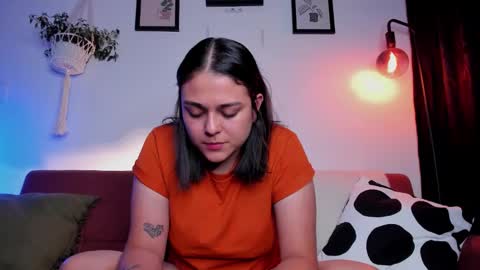 Snapshot of mrbuu_ chatting on November 20, 11:15 pm Laura online show from November 20, 11:15 pm