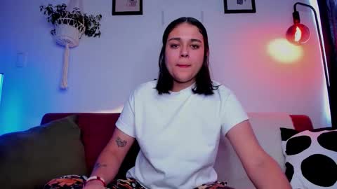 Snapshot of mrbuu_ chatting on November 21, 4:27 pm Laura online show from November 21, 4:27 pm