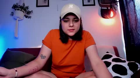 Snapshot of mrbuu_ chatting on December 1, 6:13 pm Laura online show from December 1, 6:13 pm