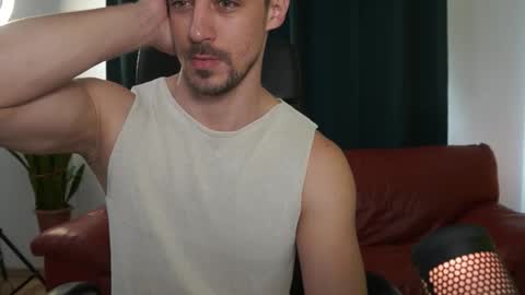 Snapshot of mrgreeneyes01 chatting on October 29, 8:16 am juan luis online show from October 29, 8:16 am