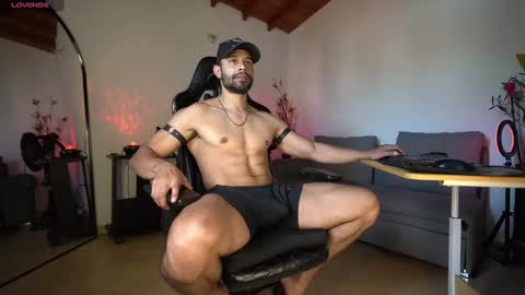 Snapshot of mrlouiss chatting on January 28, 9:08 pm Luis Instagram online show from January 28, 9:08 pm