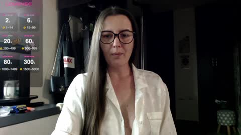 Snapshot of mrs__le chatting on January 4, 5:26 pm Lara online show from January 4, 5:26 pm