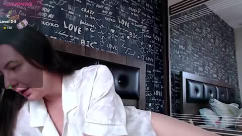 Snapshot of mrs__le chatting on March 8, 12:09 pm Lara online show from March 8, 12:09 pm