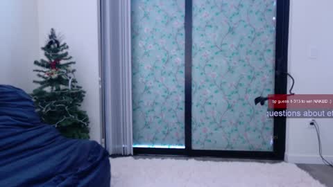 Snapshot of ms_mochii chatting on December 20, 7:28 pm R o r i SnapChat heyroriv2 wednesday - sunday Noon oclock mountain - 5pm mountain online show from December 20, 7:28 pm