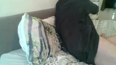 Snapshot of muff74 chatting on October 5, 8:23 am muff74 online show from October 5, 8:23 am