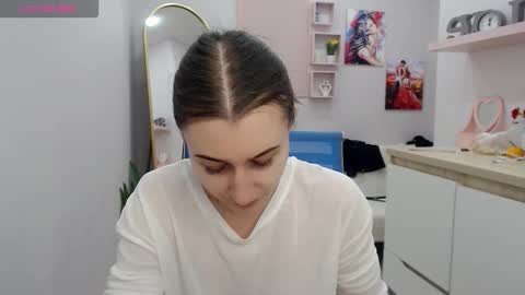 Snapshot of muriel_elvin chatting on December 1, 6:18 am muriel_elvin online show from December 1, 6:18 am