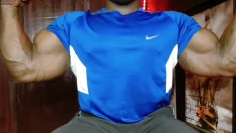 musclegod23 online show from April 9, 9:47 am