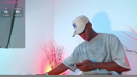 Snapshot of mylowallacee chatting on December 11, 4:31 pm Mylo Wallace online show from December 11, 4:31 pm