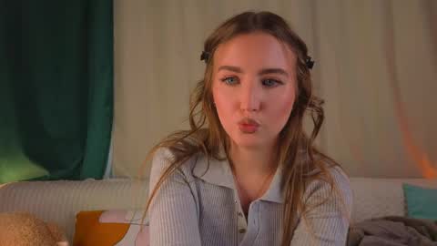 myrahenley online show from April 17, 11:57 am