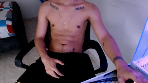 Snapshot of mysteryboy_thin16 chatting on December 2, 12:09 am mysteryboy_thin16 online show from December 2, 12:09 am